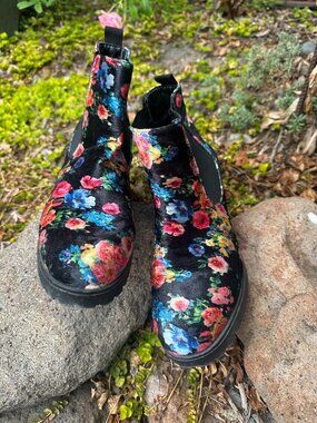 Floral Velvet Chelsea Boots 39 Black Boho Statement Chunky Heel Anthro Style
